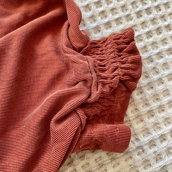 Green Envelopes Rust colored short sleeve blouse/top size small. - Picture 6 of 13